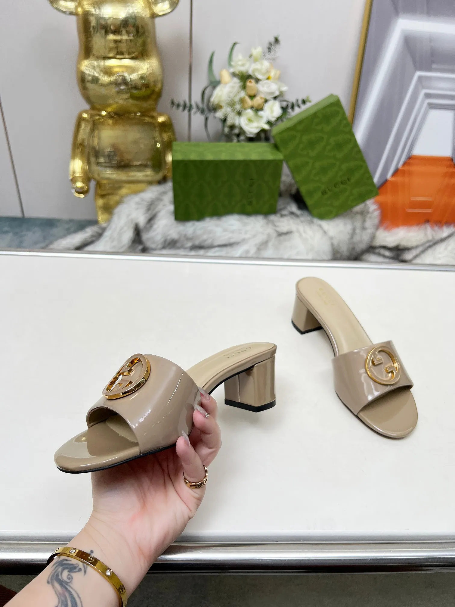 👟👟Ex-factory price 360👟👟 Genuine leather sole +40 Gucci 𝟐𝟎𝟐5 new spring and summer double G buckle round toe medium heel slippers, this G family series of slippers are so beautiful, high-end must buy~ The double G Logo is so beautiful on the feet, a classy style! The buttons have the GUCCI logo. Fabric: Cowhide Lining: Sheepskin lining Sheepskin pad Heel height: 5CM Sole: Italian genuine leather outsole Size: 35-44 [42 43 44 customized]